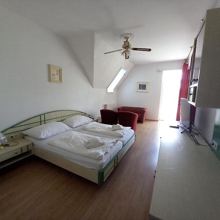 Hotel Familia Zamardi Bagian luar foto