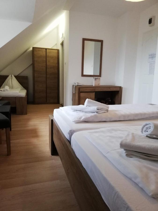 Hotel Familia Zamardi Bagian luar foto