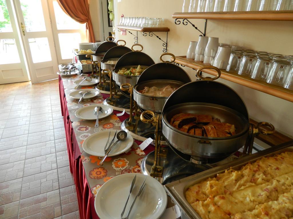 Hotel Familia Zamardi Bagian luar foto