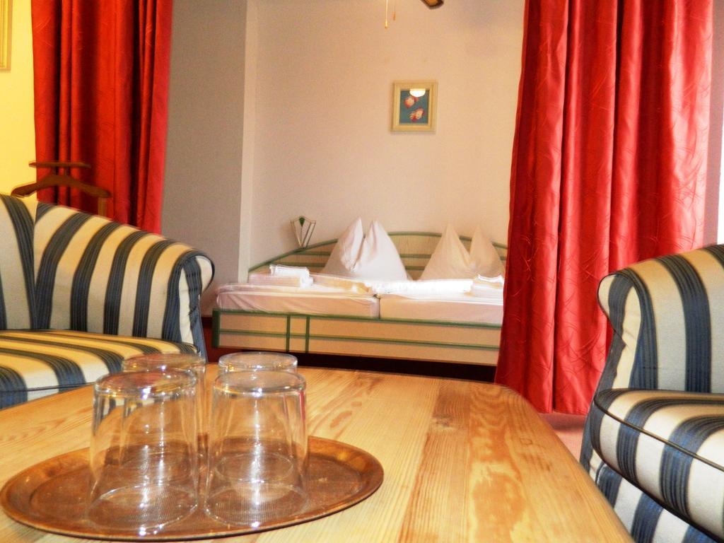 Hotel Familia Zamardi Bagian luar foto