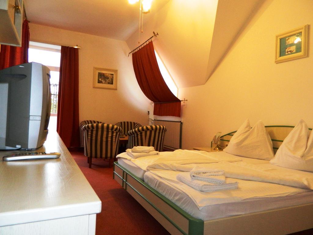 Hotel Familia Zamardi Bagian luar foto