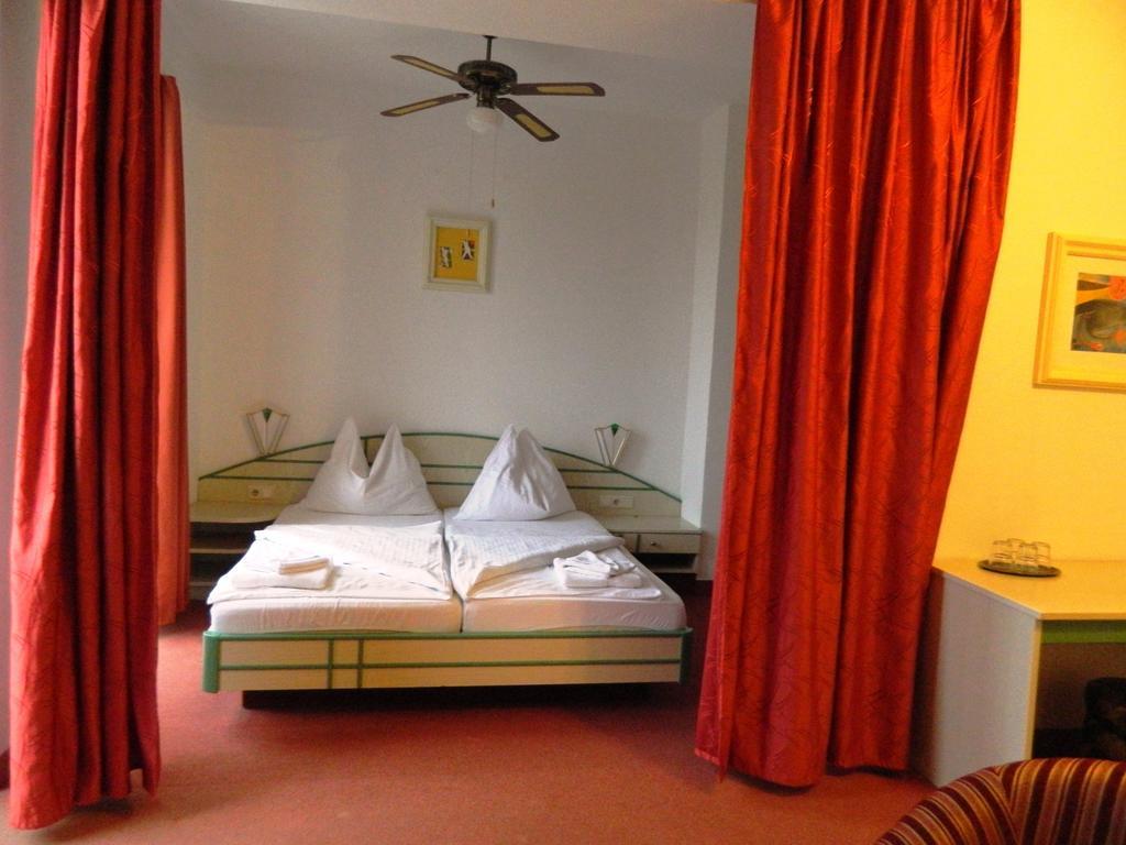 Hotel Familia Zamardi Bagian luar foto