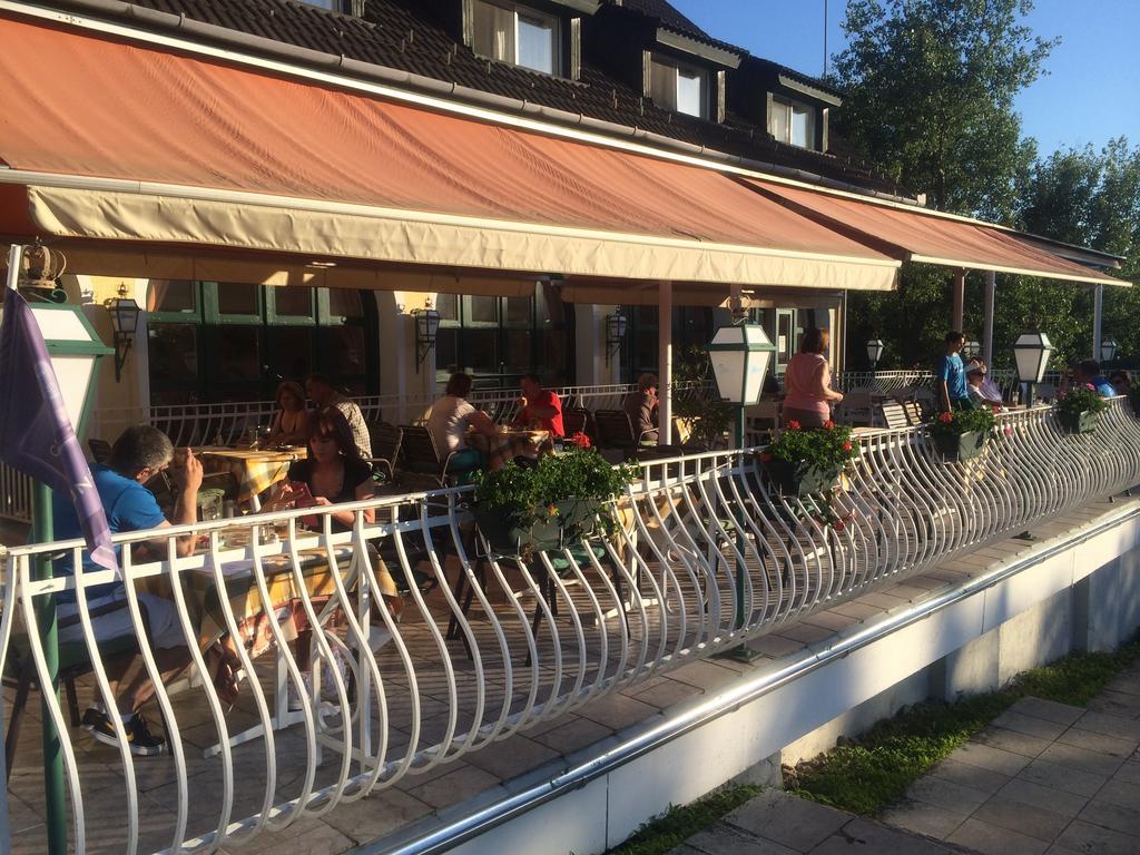 Hotel Familia Zamardi Bagian luar foto
