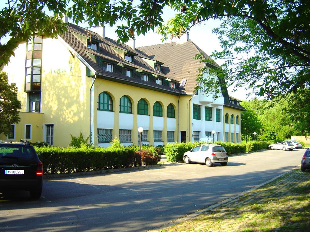 Hotel Familia Zamardi Bagian luar foto