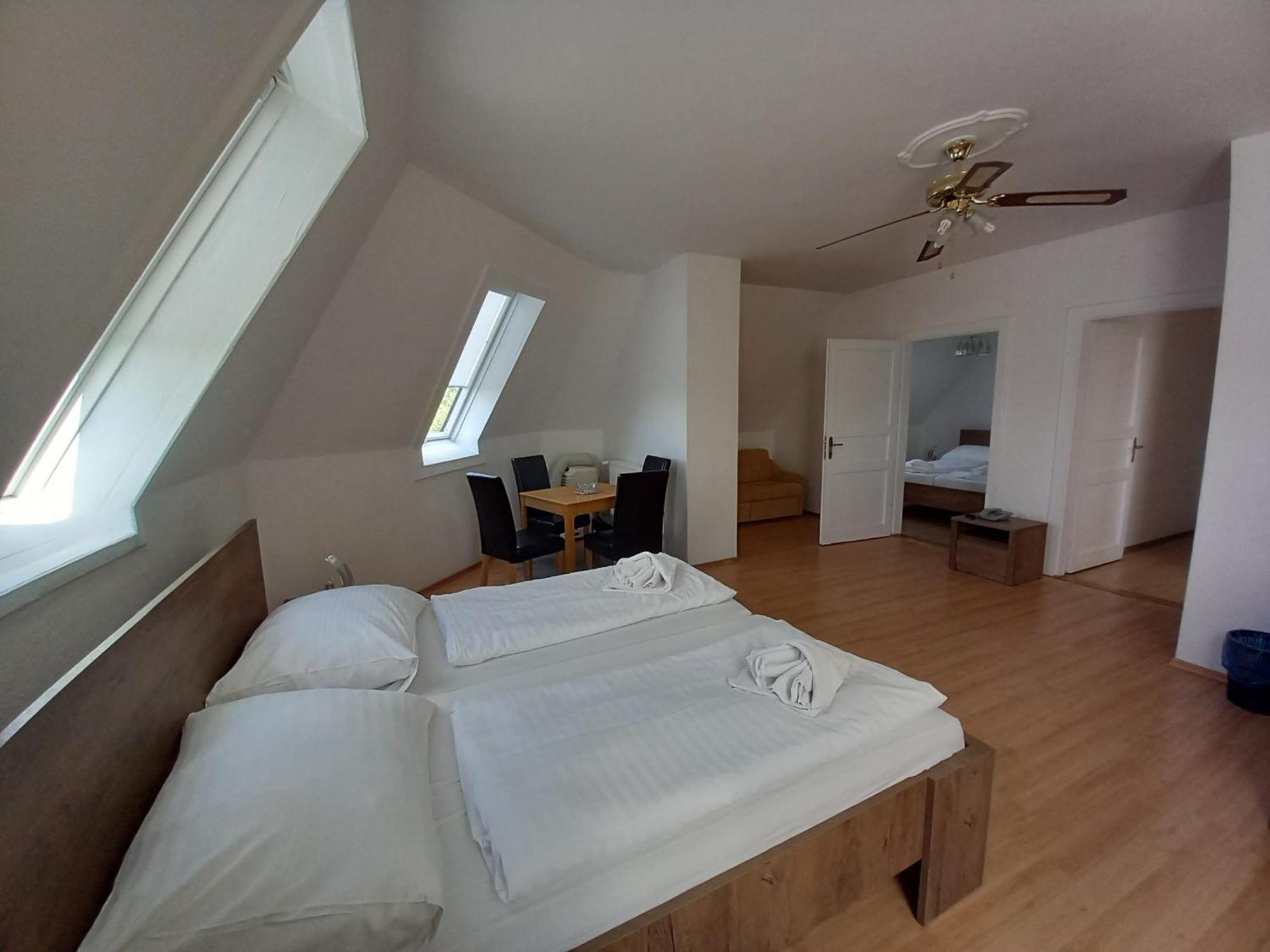 Hotel Familia Zamardi Bagian luar foto